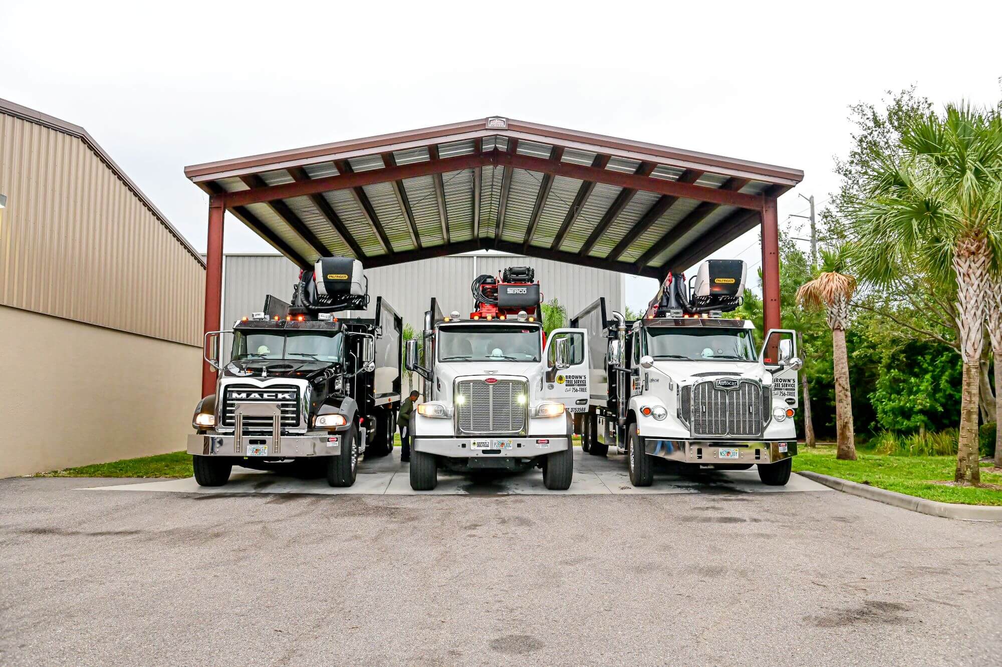 Browns-Tree-Service-Truck-Lineup-Image